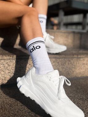 **LIKE NEW** alo yoga runners in white size 8W